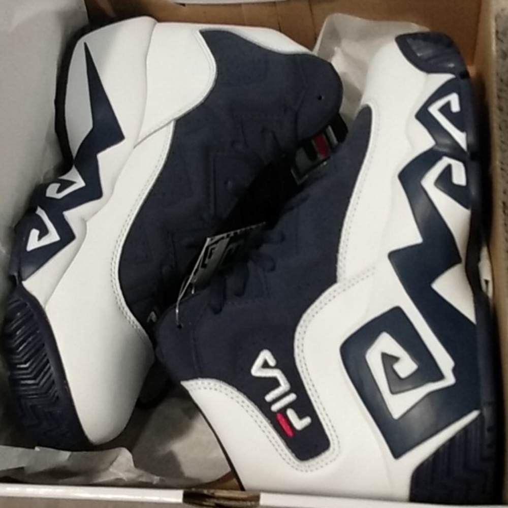 Tennis shoes